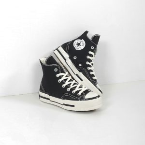 Paire de sneakers en toile noire et blanche