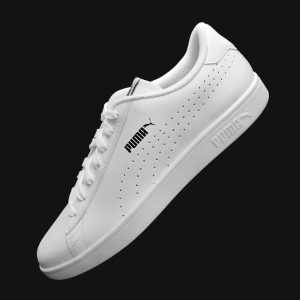 Sneaker blanche perforée sur fond sombre