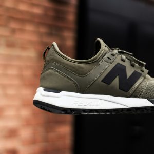 Sneaker vert olive à semelle blanche