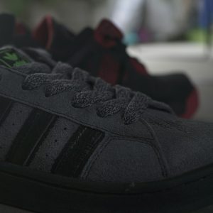 Sneaker en daim gris aux accents verts